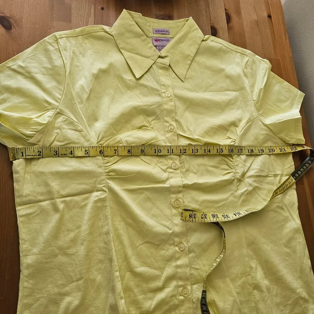 American Flirt - Women's Easy-Care Basic Collared Button Down  Shirts Short Slee - Picture 4 of 9